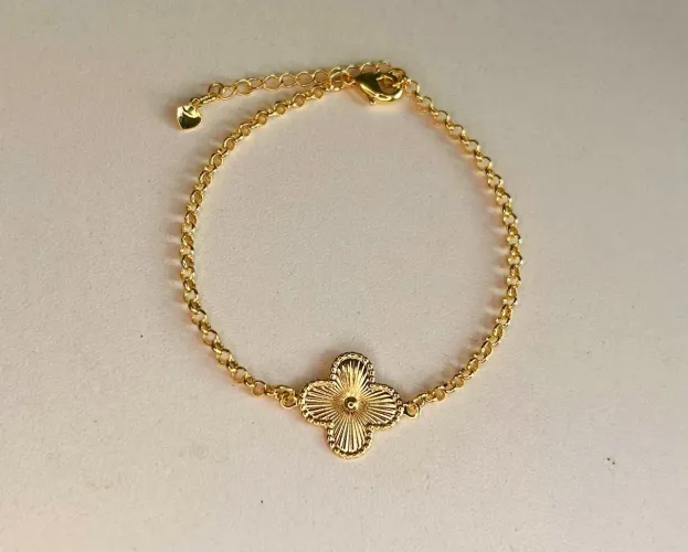 Pulseira Dourada com Detalhe de Trevo
