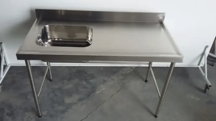 Pia industrial com cuba deslocada - Fabricamos diversos modelos sob medida para sua cozinh