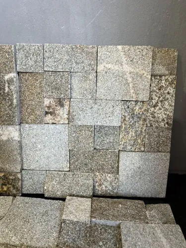 Mosaico em placa 30x30 pedra moledo