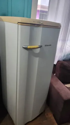 Vendo geladeira funcionando perfeitamente entrega passa cartão 