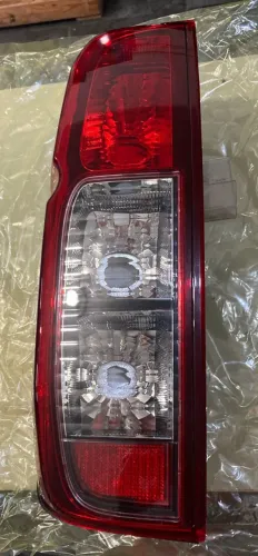 LANTERNA NISSAN FRONTIER ATTACK 2013/2016 CABINE DUPLA TRASEIRO FUME ESQUERDO