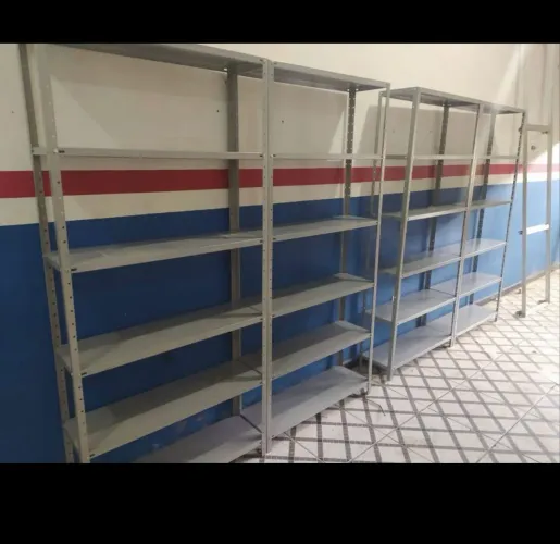 Estante em aço cinza