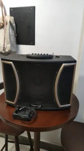 Caixa de Som Amplificada Tornado 500W Guitarra, Mics, Bluetooth, USB, MP3, rádio AM-FM