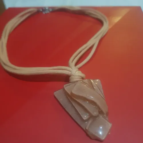 Colar de corda com pingente de pedra