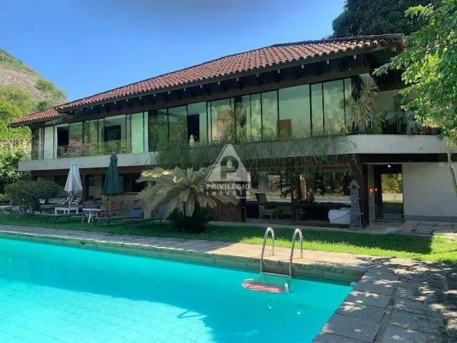 4 suites, 583m² de área construída e 1420m² de área total, jardim e piscina no Condomínio 