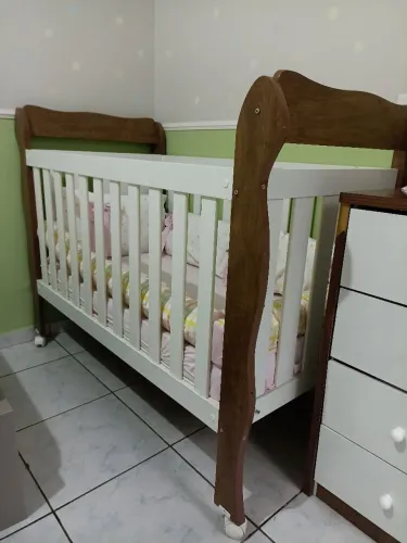 Berço Infantil Branco com Detalhes em Madeira