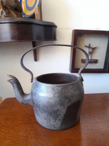 Chaleira de ferro antiga