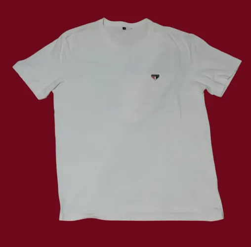 Camiseta Esportiva Branca com Logo