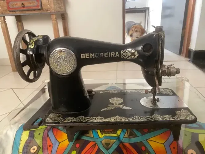 Relíquia à Venda: Máquina de Costura Vintage Bemoreira - Charme e História em Cada Ponto!