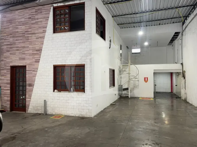 Galpão com 270m² para venda na Av. Augusto Franco