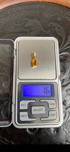 Pingente de ouro 18 topázio e brilhante.