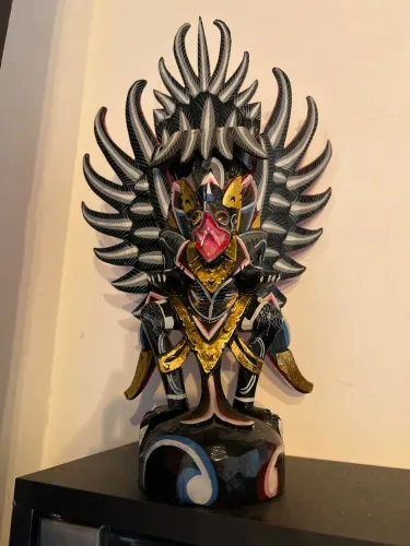 Estatua garuda em madeira vindo de Bali
