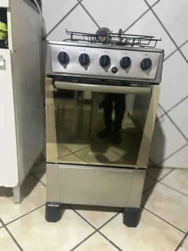 Fogão com 4 bocas e forno elétrico.