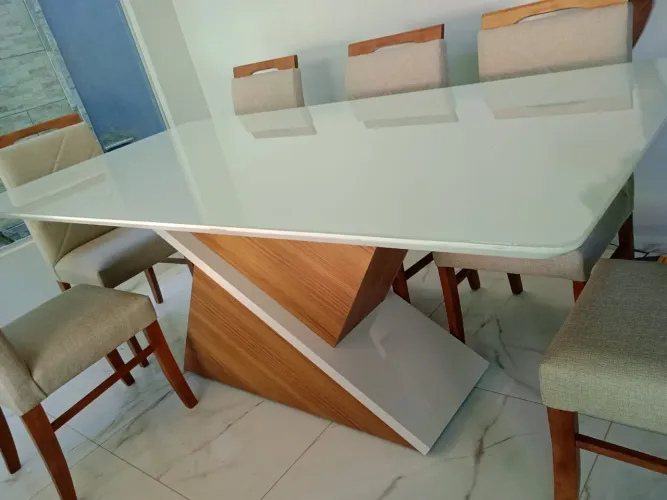 Mesa nova de madeira