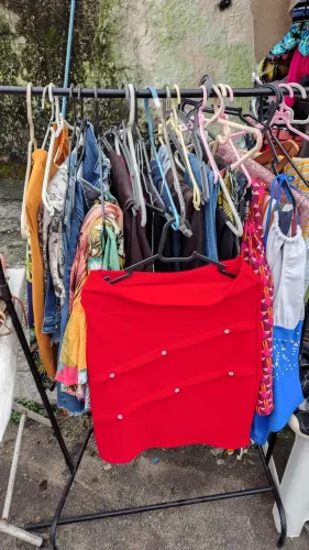 Vendo brechó completo com todas araras e roupas.