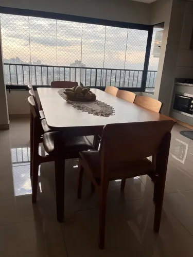 Mesa de jantar com 8 cadeiras