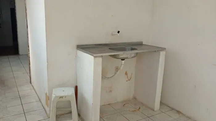 Aluga-se casa peq. Jacintinho,500,00.1 andar.(Txs,água x luz,200,00).700,00.