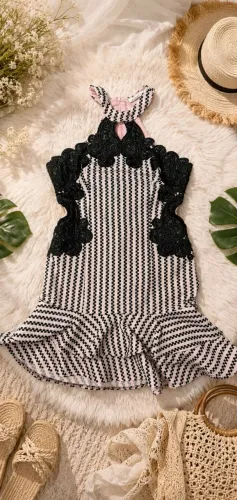 Vestido rendado curto com decote na cintura dos lado seminovo