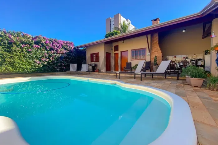Casa térrea com amplo terreno de 728 m² em excelente localização