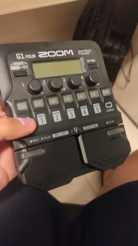 Pedaleira Zoom G1 four