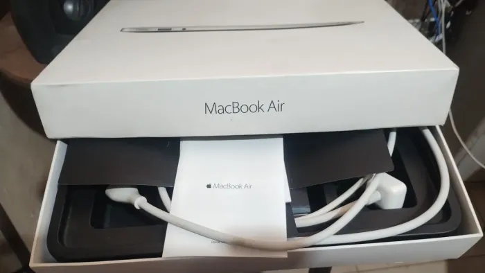 MacBook Air. Só capa e carregador