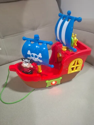 Lindo Barco Pirata. Vem com o pirata. Toca música 