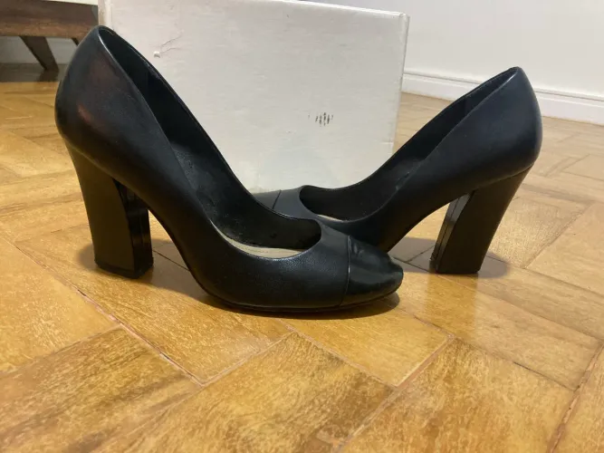 Sapato preto salto alto Arezzo