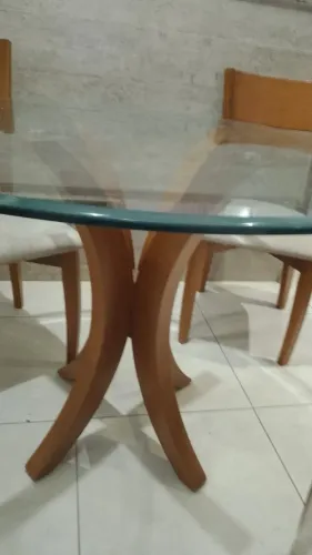Mesa redonda de madeira maciça e vidro grosso