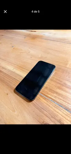 iPhone 15 plus com detalhe 