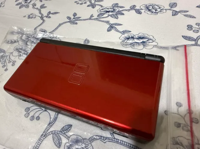 DS Lite Vermelho +R4 CHEIO DE JOGOS (Muito conservado leia)