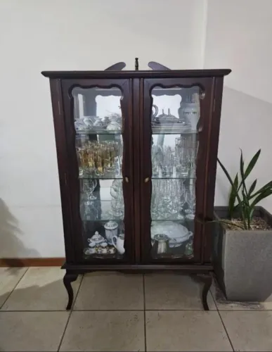 Vendo cristaleira  conservadíssima 