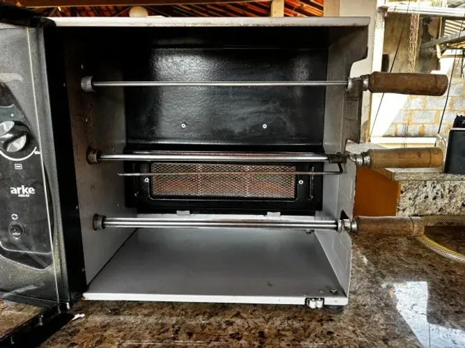 CHURRASQUEIRA A GÁS COM ESPETOS ROTATIVOS