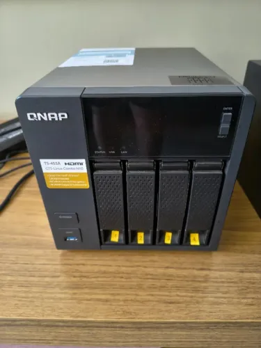 NAS QNAP TS-453 semi-novo