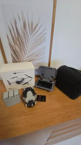Drone Dji Mini 4 Pro Combo Plus -com Tela -camera 4k Cor Cinza