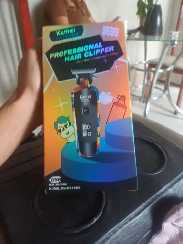 ? Máquina de Cortar Cabelo Kemei KM-MAX5000 Profissional USB com Display Digital