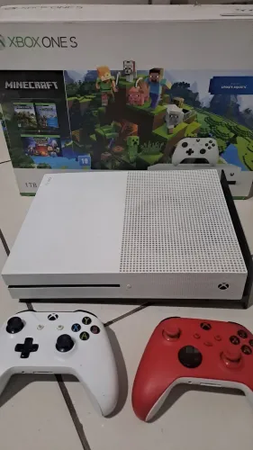 XBOX ONE S + CAIXA + 2 CONTROLES