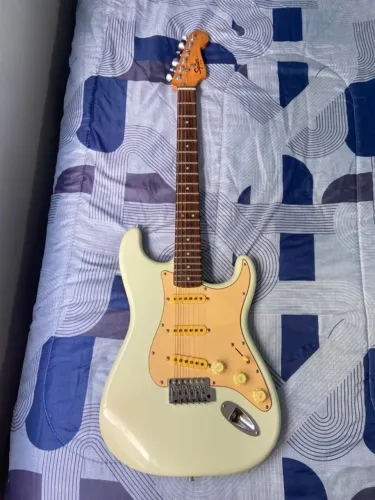 Vendo Guitarra - fender Squier - Stratocaster California