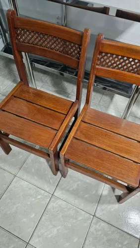 Mesa de madeira com 4 cadeiras