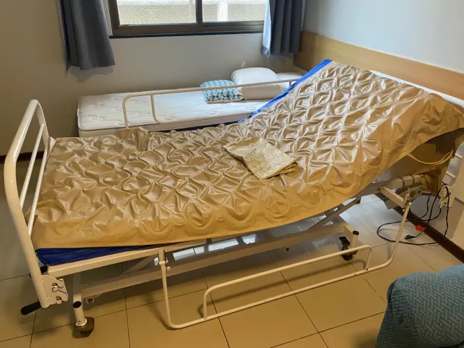 Vendo cama hospitalar com três manivelas, com colchão normal e colchão anti escaras.