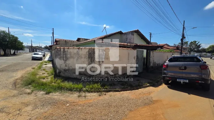 VENDO excelente casa térrea para fins comercial ou residencial no bairro Francisca Augusto