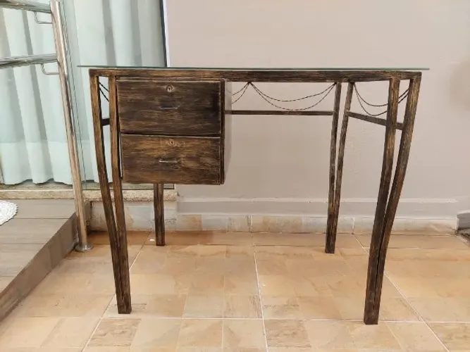 Conjunto de Escrivaninha de Ferro com Tampo de Vidro e Cadeira Estofada