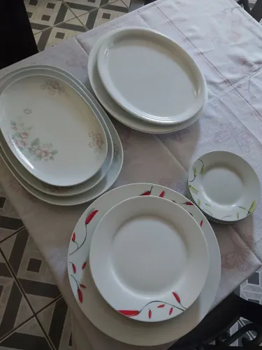 JOGO TRAVESSAS PRATOS PORCELANA 18 PEÇAS R$130