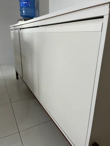 Mesa com 6 cadeira e o bufet.