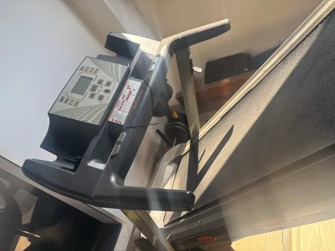 Esteira profissional com elevação Athetic advanced 520EE