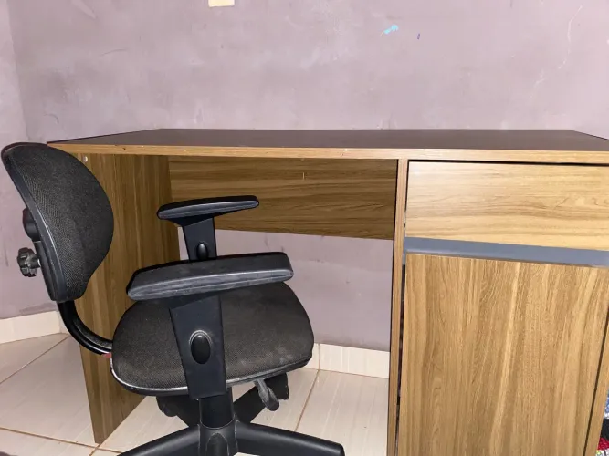 Mesa em MDF com cadeira 