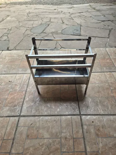 MINI CHURRASQUEIRA DESMONTÁVEL DE INOX PARA ESPETINHOS. 