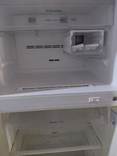 Vendo Uma GELADEIRA. ELECTROLUX..447.LITRO..Valor.500.Reais..ENd .Rua 28.N.23.Conj.Fernand
