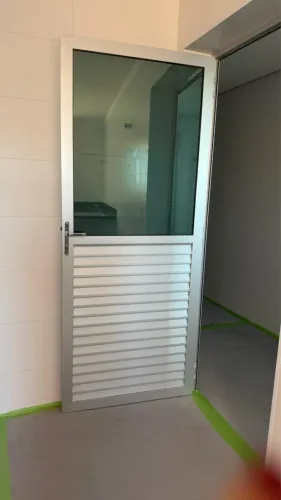 Oportunidade de ocasião: porta de alumínio e vidro, de excelente qualidade!