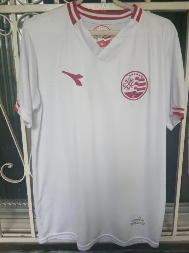 Camisa do Náutico branca.