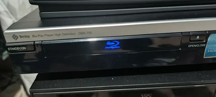 APARELHO DE BLU RAY TECTOY COM CONTROLE REMOTO.